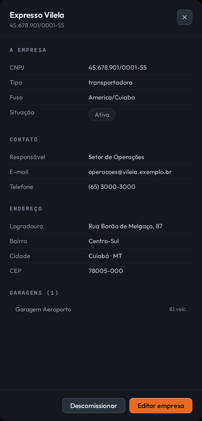 Ficha da empresa Expresso Vilela. Bloco A empresa, com CNPJ, tipo transportadora, fuso America/Cuiaba e situação Ativa. Bloco Contato, com responsável, e-mail e telefone. Bloco Endereço, com logradouro, bairro, cidade e CEP. Bloco Garagens com uma garagem e a contagem de veículos dela. No rodapé, Descomissionar e Editar empresa.