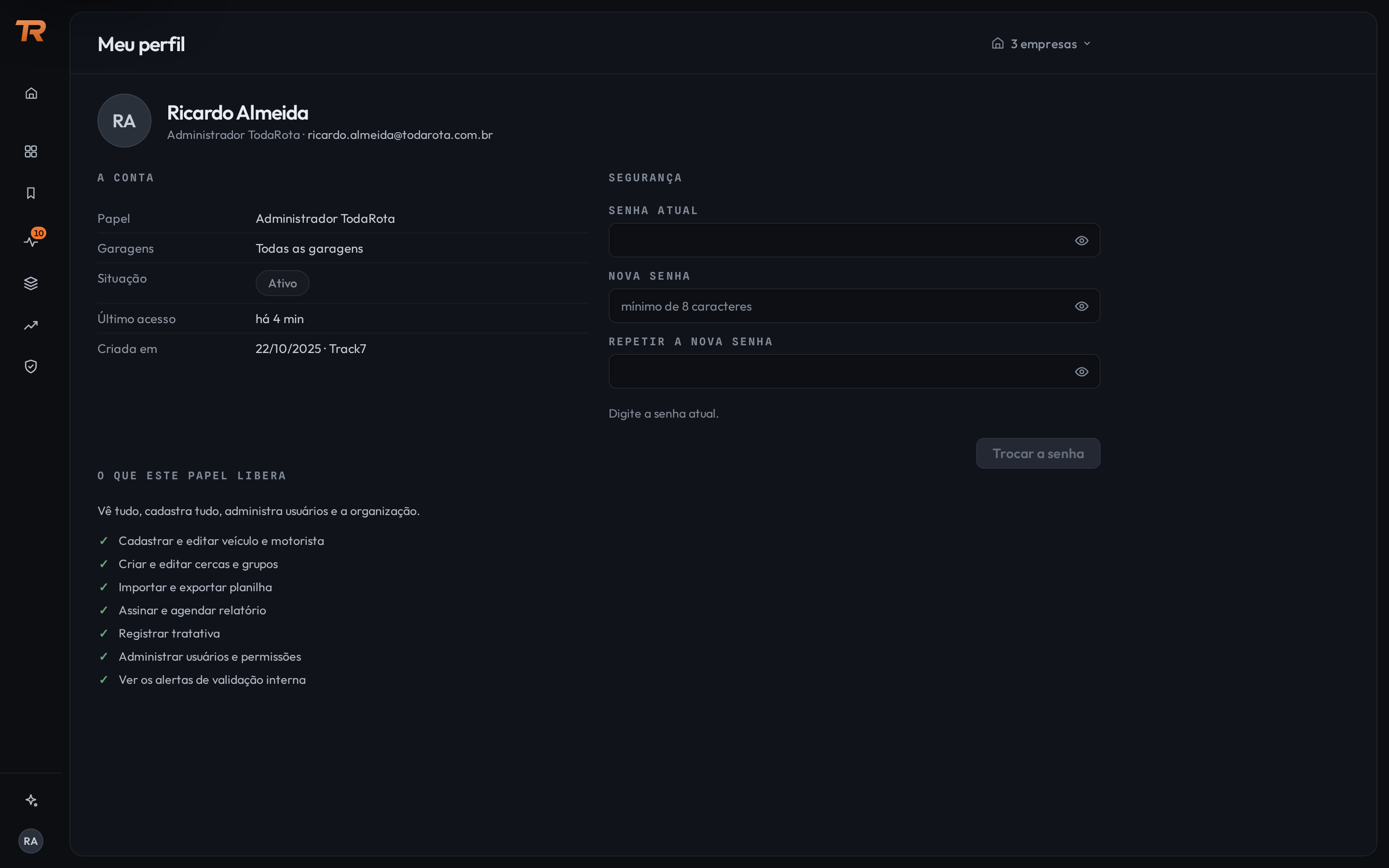Tela Meu perfil, com as iniciais RA, o nome Ricardo Almeida e a linha Administrador TodaRota com o e-mail. Bloco A conta, com papel Administrador TodaRota, garagens Todas as garagens, situação Ativo, último acesso há 4 minutos e criada em 22 de outubro de 2025 por Track7. Bloco Segurança com os três campos de senha. Bloco O que este papel libera, com a lista de capacidades.
